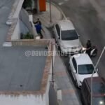 Des migrants illégaux se poignardent aujourd'hui avec des couteaux dans les rues de Ceuta.