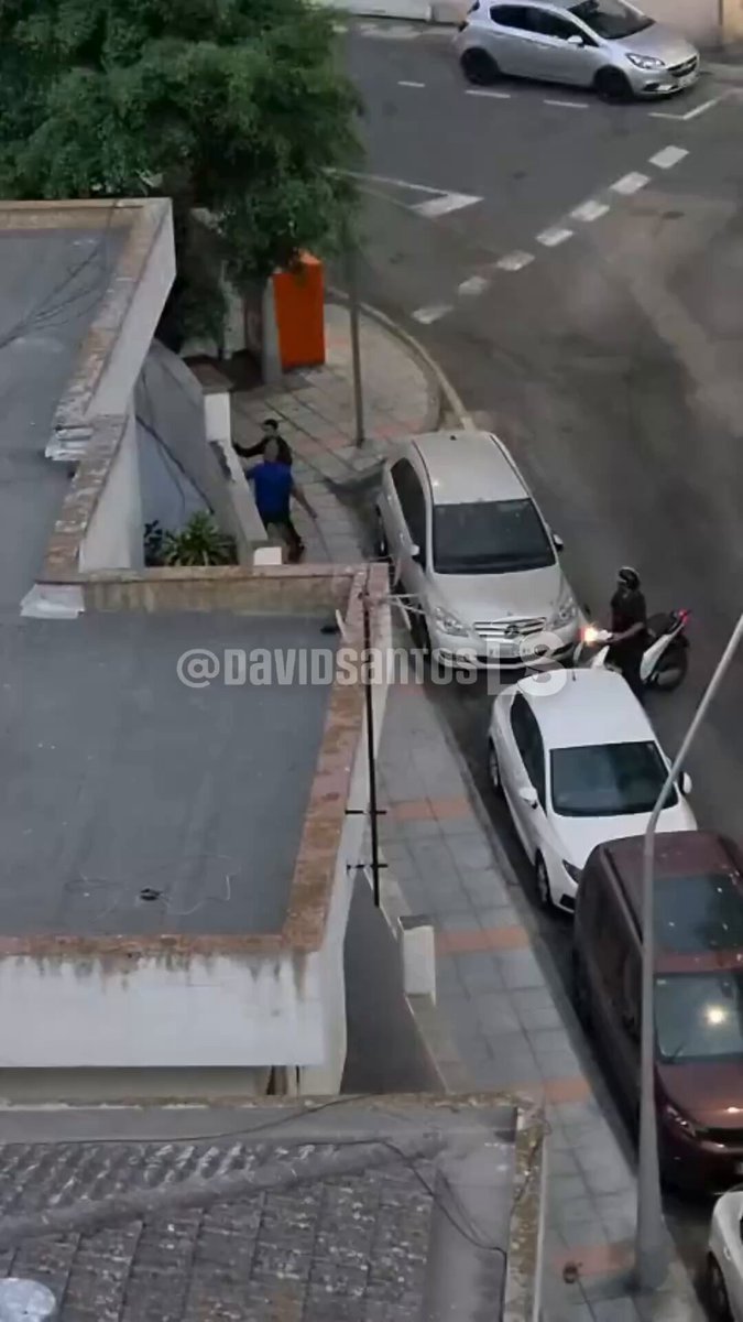 Des migrants illégaux se poignardent aujourd'hui avec des couteaux dans les rues de Ceuta.