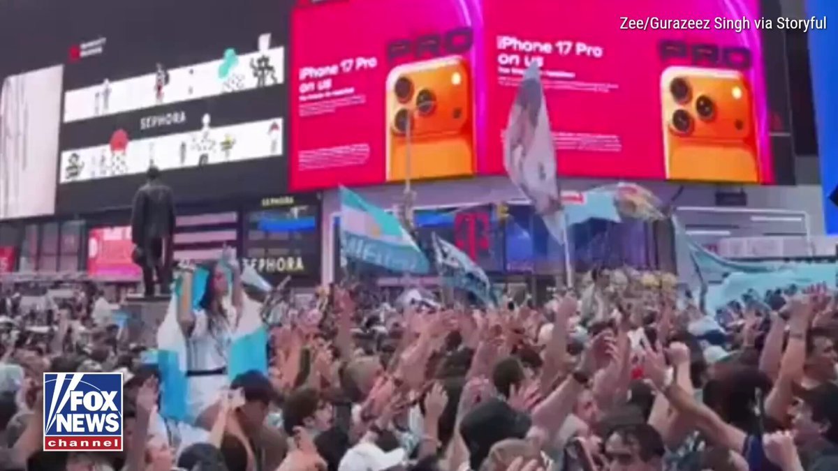 Les supporters argentins se rassemblent à Times Square avant la finale de la Coupe du monde contre l'Espagne.