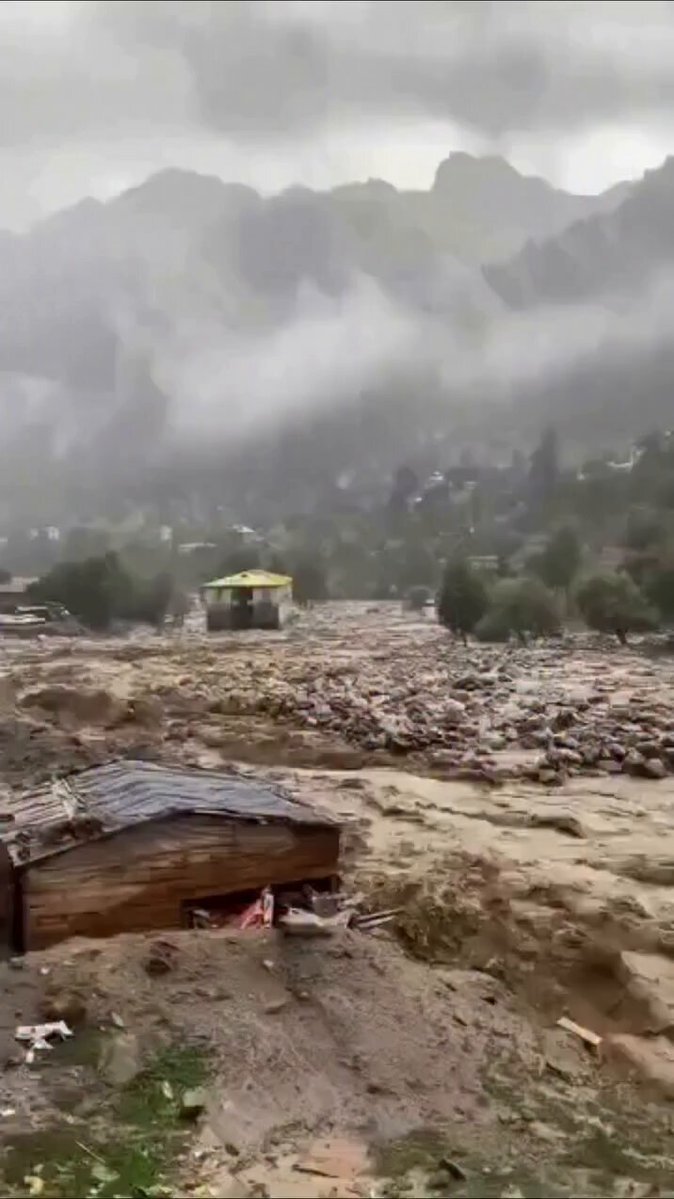 Des crues soudaines dévastatrices ont projeté des roches et des débris à travers Parun, dans la province…