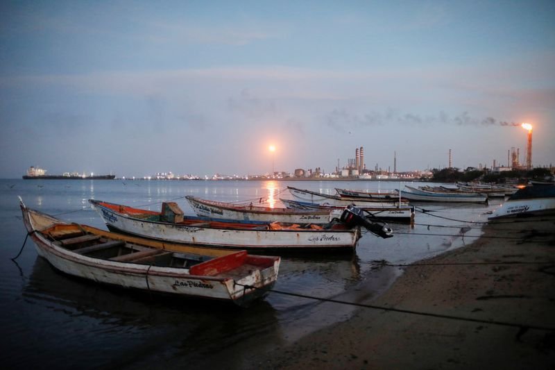 "Laides et rouillées", les raffineries du Venezuela sont des reliques difficiles à redonner vie