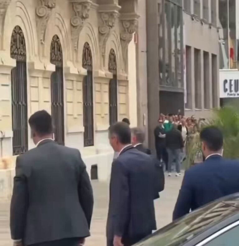 Fureur absolue des habitants de Ceuta lorsque le Premier ministre espagnol Pedro Sánchez arrive au siège…