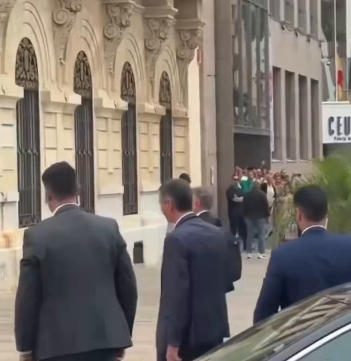 Fureur absolue des habitants de Ceuta lorsque le Premier ministre espagnol Pedro Sánchez arrive au siège…