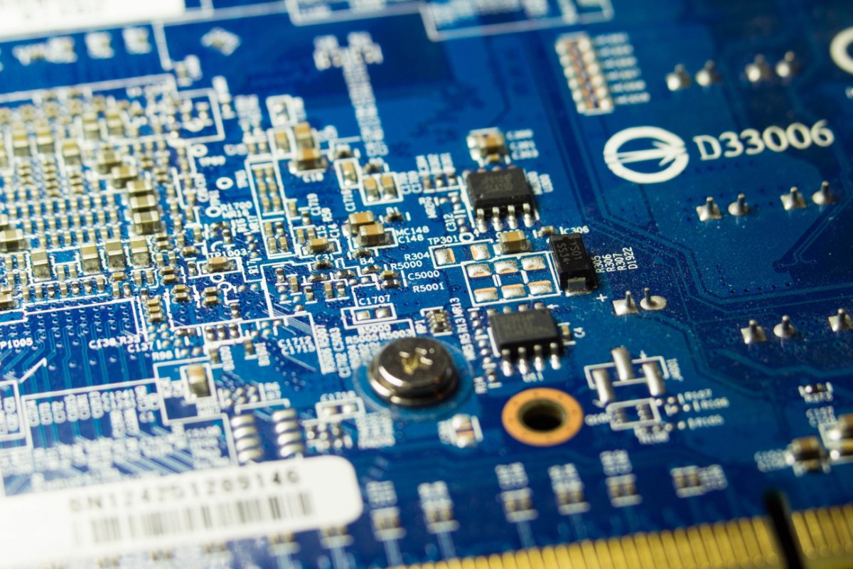 Pourquoi le DUV Push de la Chine a frappé ASML (ASML) et Micron (MU) pour différentes raisons