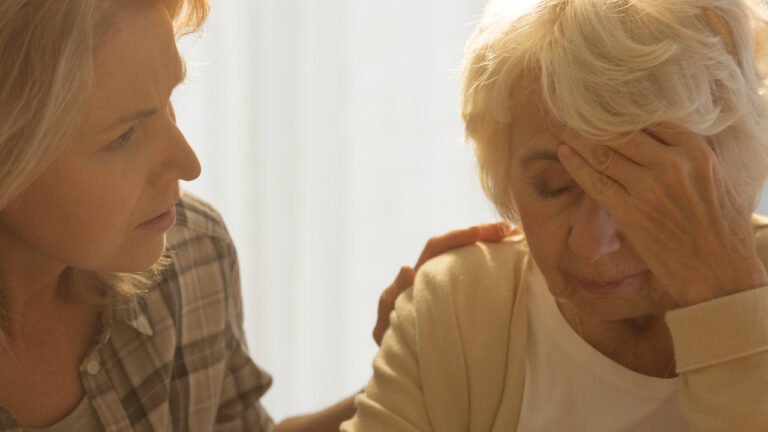Ma mère, 74 ans, est tombée dans le piège d'une arnaque téléphonique – et maintenant je perds 12 000 $ parce que nos comptes bancaires sont liés. Que puis-je faire ?