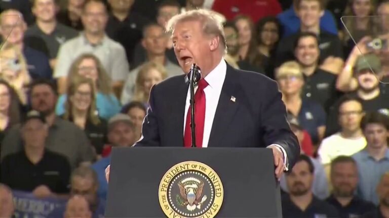 Président Trump dans le Michigan : « Ce terrain porte les marques de pneus de chaque modèle de la…