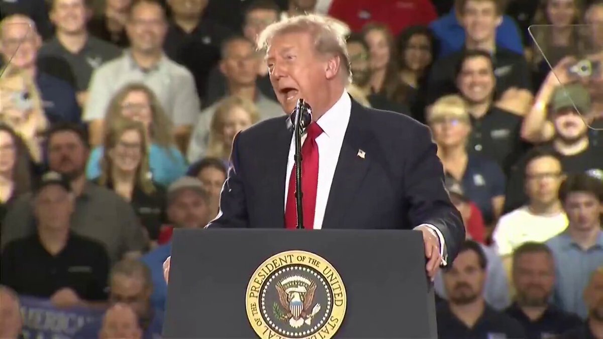 Président Trump dans le Michigan : « Ce terrain porte les marques de pneus de chaque modèle de la…