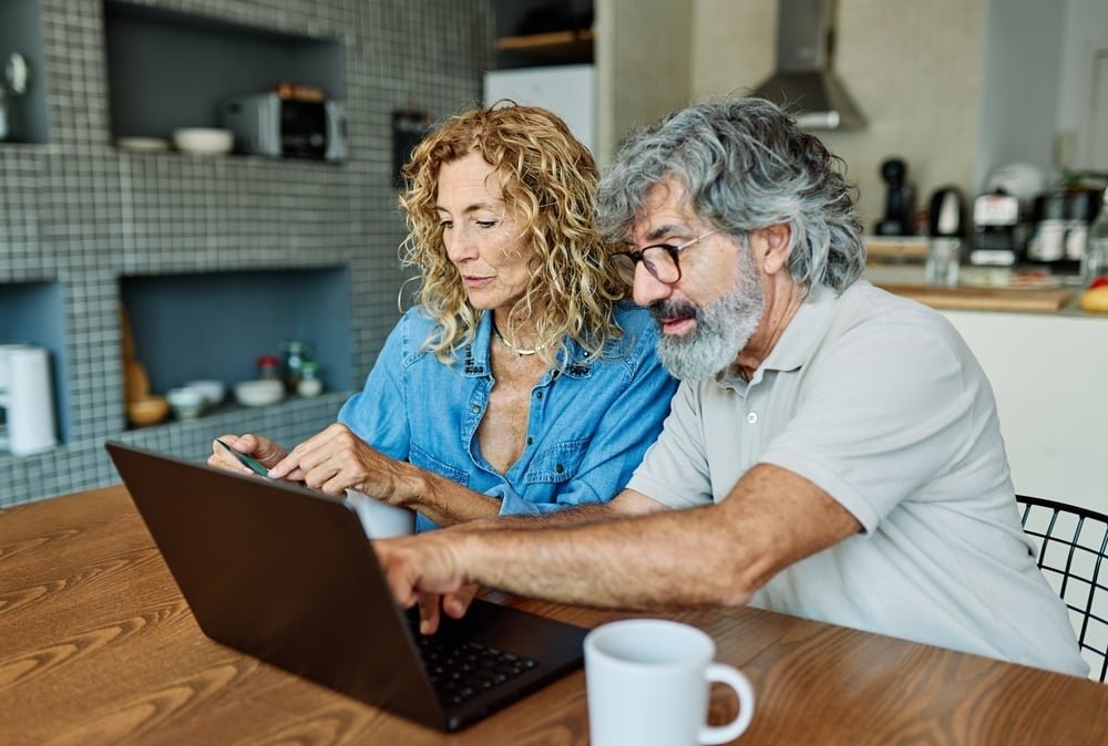 Une sœur de 51 ans a partagé un héritage de 260 000 $ avec son frère – il a transformé son héritage en immobilier, elle est toujours dans les fonds communs de placement et le regrette