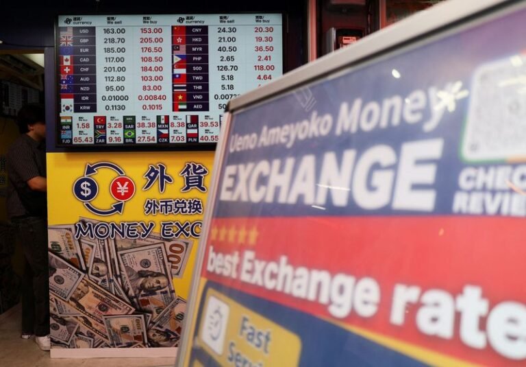 Le dollar se rapproche de son plus haut de quatre semaines alors que les marchés réfléchissent aux probabilités d'une hausse de la Fed