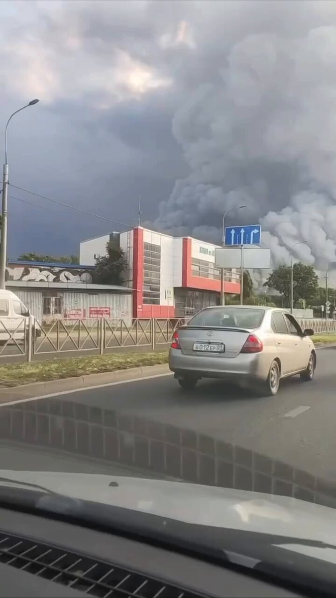 Images d'un incendie massif dans un entrepôt de Wildberries à Krasnodar à la suite d'une attaque de drone…