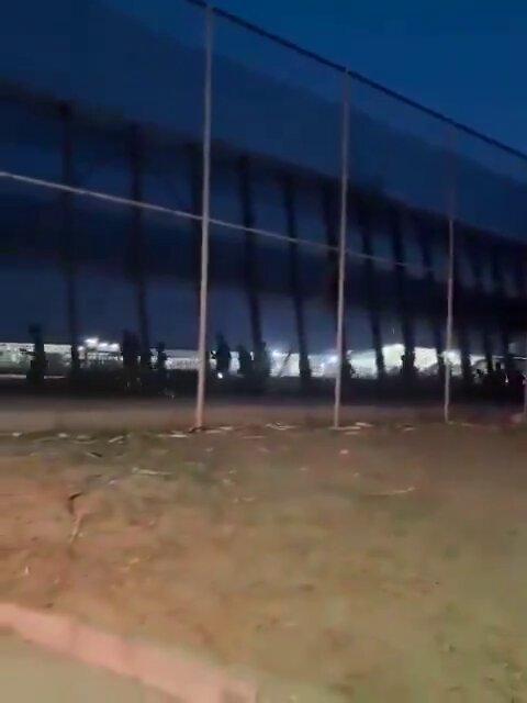 Bien qu’il soit tard dans la nuit, les migrants clandestins continuent de prendre d’assaut la frontière…