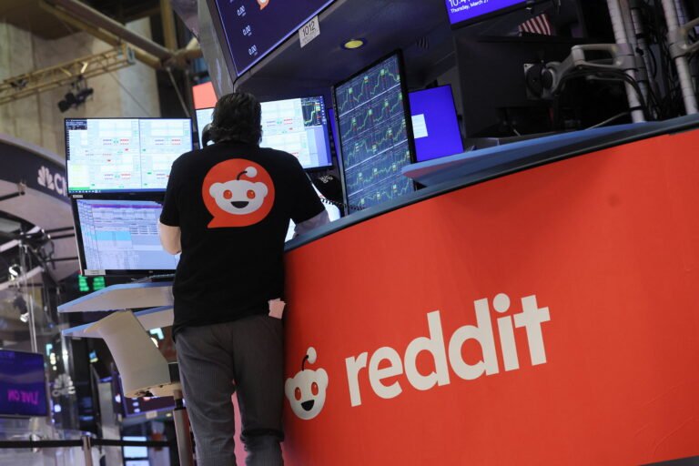 Bénéfices en direct : le stock de Reddit chute de 21 % grâce aux références de recherche Google « saccadées », Amazon et Apple swinguent