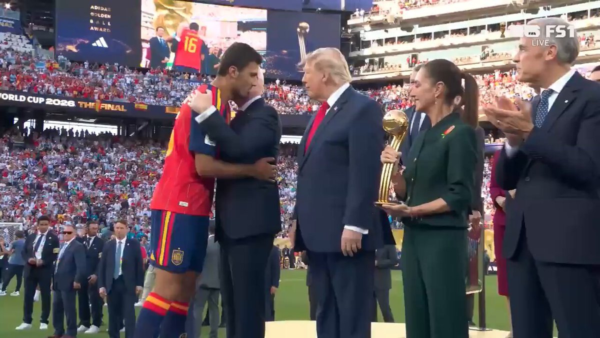 .@POTUS félicite le capitaine espagnol Rodri pour avoir remporté le Ballon d'Or de la @FIFAWorldCup 2026