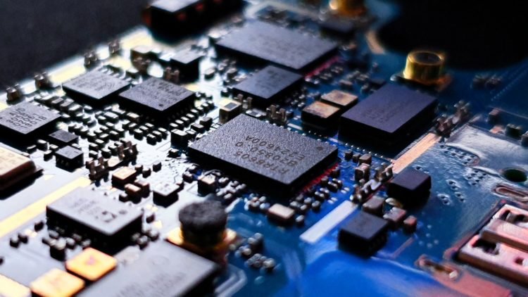 Systèmes d'alimentation monolithiques (MPWR) contre TXN et ADI : les investisseurs paient-ils trop cher pour la croissance de l'énergie de l'IA ?