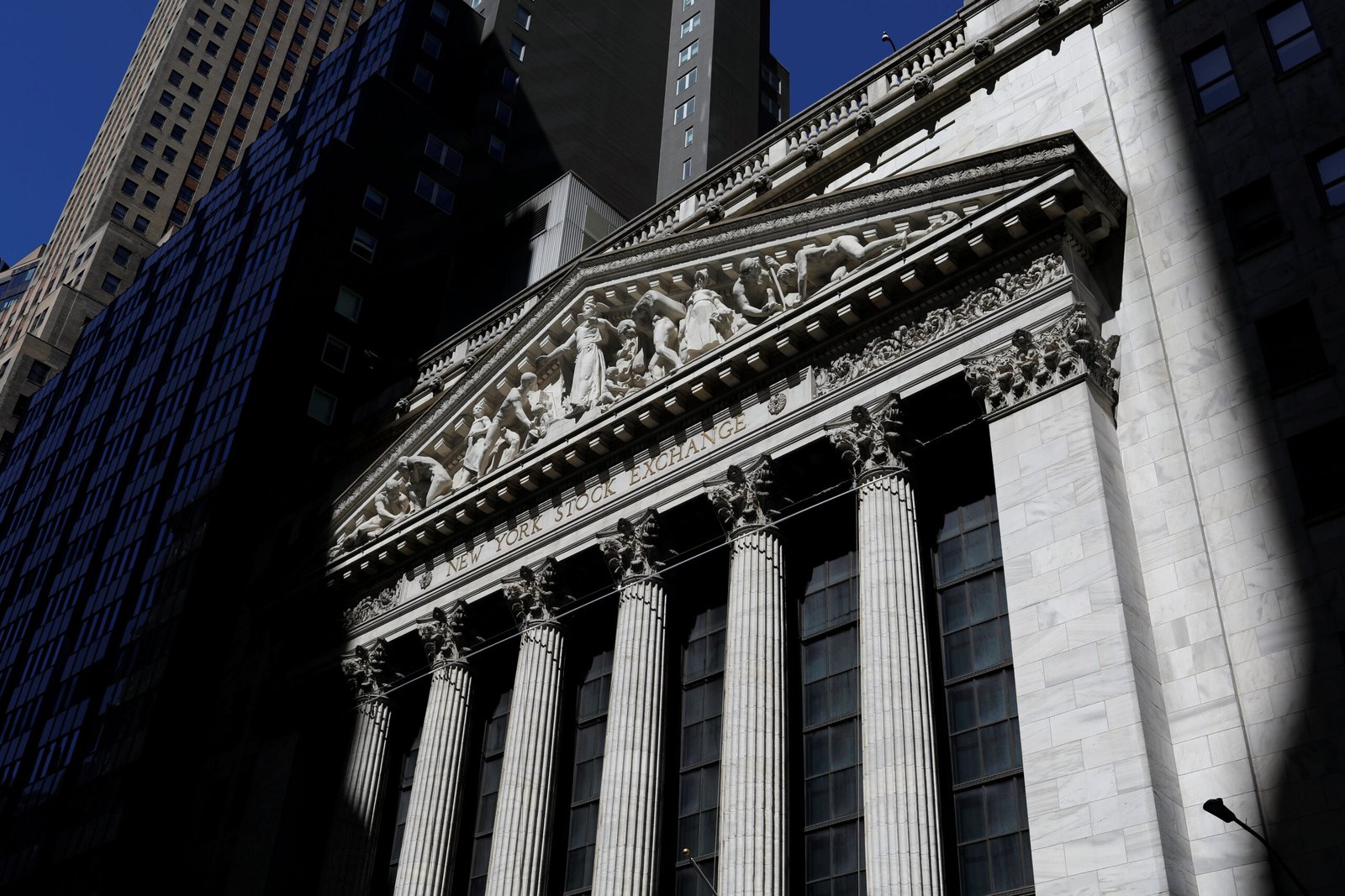 Marché boursier aujourd'hui : le Nasdaq réduit ses pertes alors que les actions de puces se vendent, le S&P 500 et le Dow augmentent