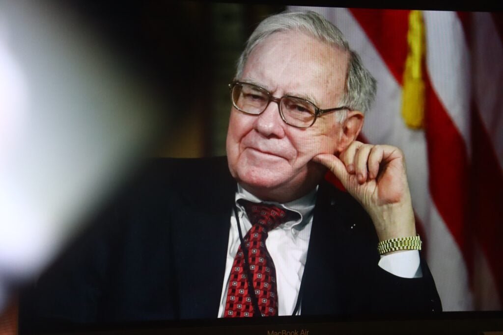 Warren Buffett recherche de la valeur sur le marché actuel mais n’aboutit pas : « Tout le monde préfère le jeu »