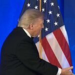 NOUVEAU : Le président Trump serre la main de l'officier des services secrets Victor Gonzales, qui a…