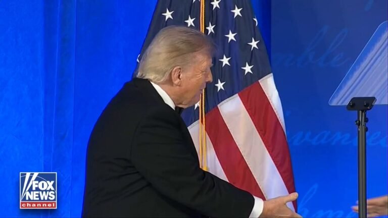 NOUVEAU : Le président Trump serre la main de l'officier des services secrets Victor Gonzales, qui a…