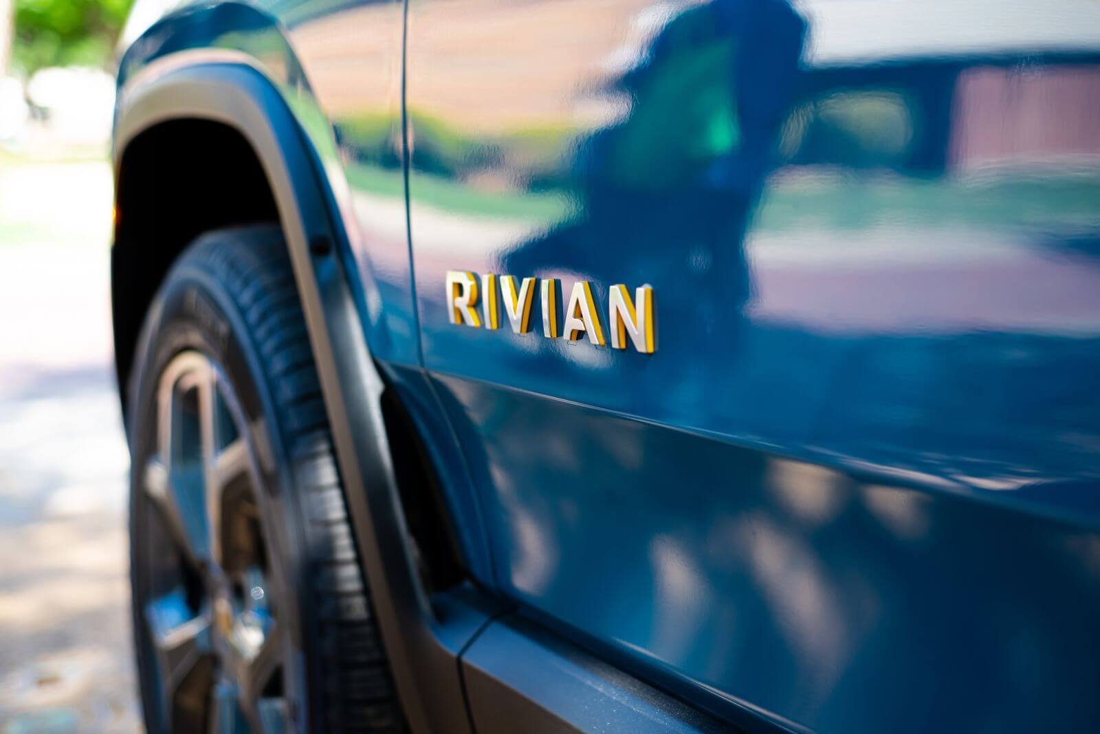 Alerte boursière RIVN : ce qu'il faut savoir alors que Rivian poursuit le remboursement des tarifs Trump