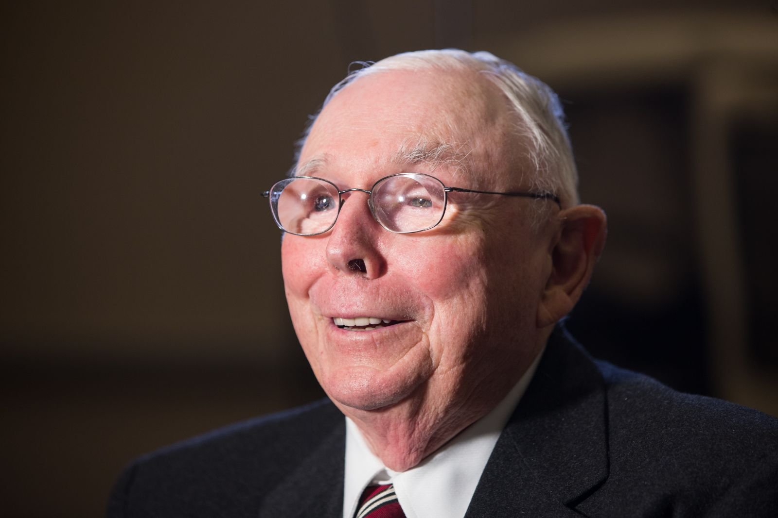 Le milliardaire Charlie Munger a déclaré que vos premiers 100 000 $ sont la clé pour devenir riche : « Je m'en fiche de ce que vous devez faire... Trouvez un moyen ». Ensuite, vous pourrez « réduire un peu le gaz ».
