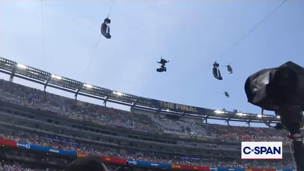 Le président Trump survole le stade MetLife avant la finale de la Coupe du monde d'aujourd'hui