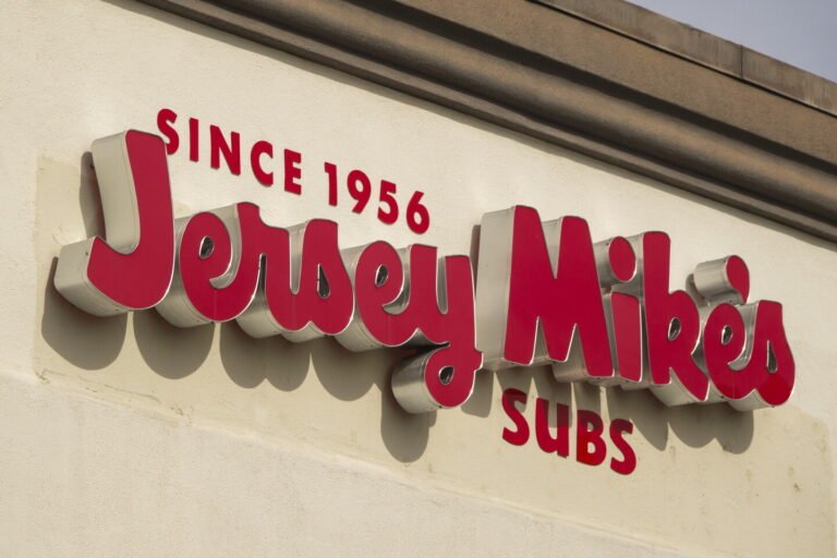 Les actions de Jersey Mike font leurs débuts après une introduction en bourse d'un milliard de dollars