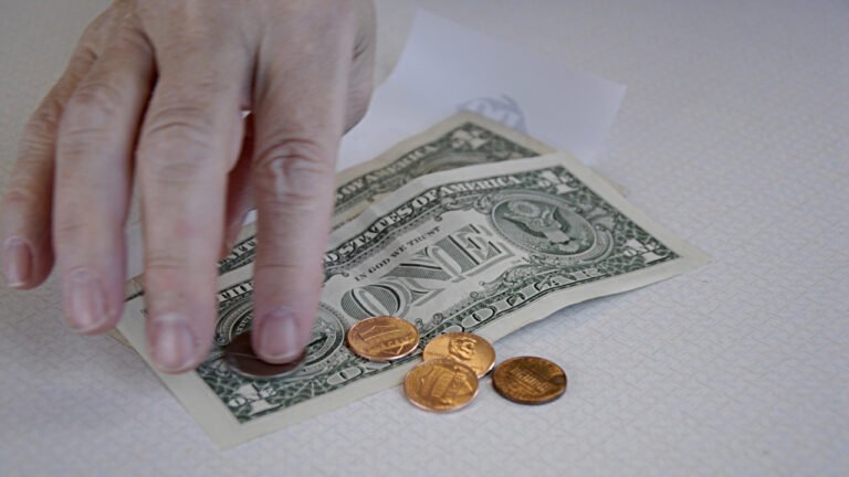 "House adopte la Common Cents Act pour aider à éliminer progressivement le centime". Comment fonctionneraient les achats en espèces si le projet de loi devenait loi