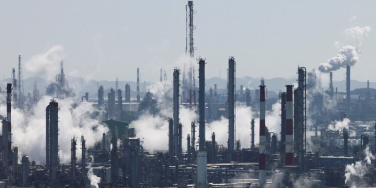 Les contrats à terme sur le pétrole augmentent face aux craintes d'escalade au Moyen-Orient