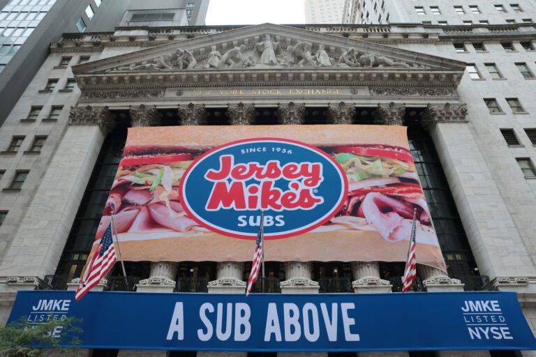 L'action de Jersey Mike ouvre à 21 dollars par action, valorisant la chaîne de sandwichs à un peu moins d'un milliard de dollars.