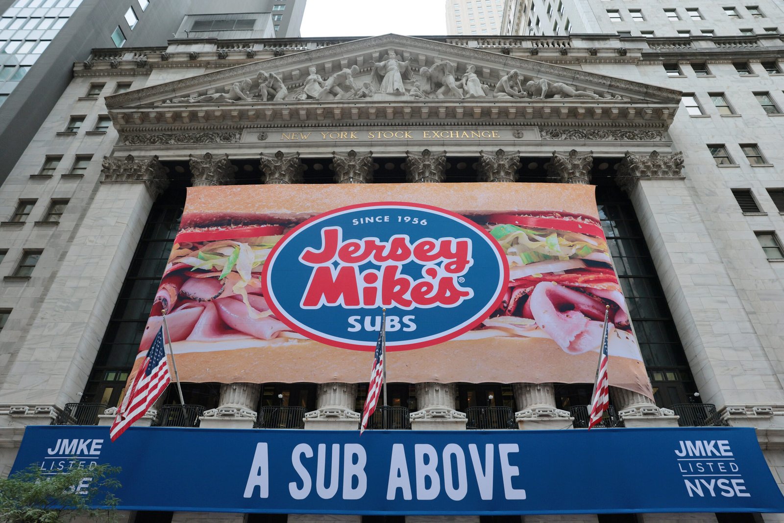 L'action de Jersey Mike ouvre à 21 dollars par action, valorisant la chaîne de sandwichs à un peu moins d'un milliard de dollars.
