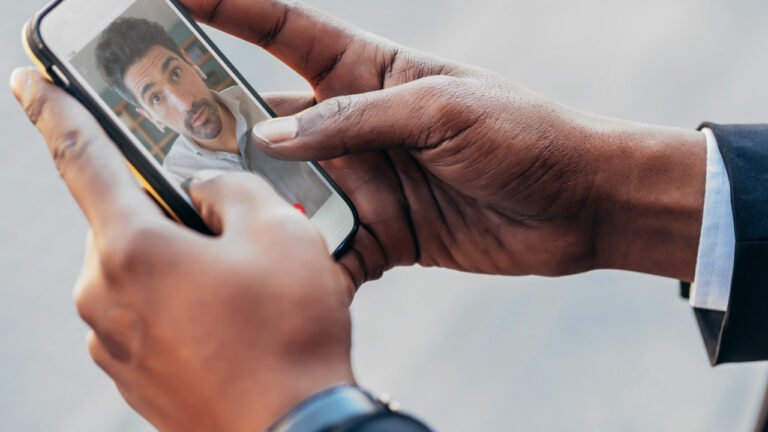 Apple prévient que les fraudeurs utilisent FaceTime pour voler les mots de passe de comptes bancaires : voici ce qu'il faut surveiller
