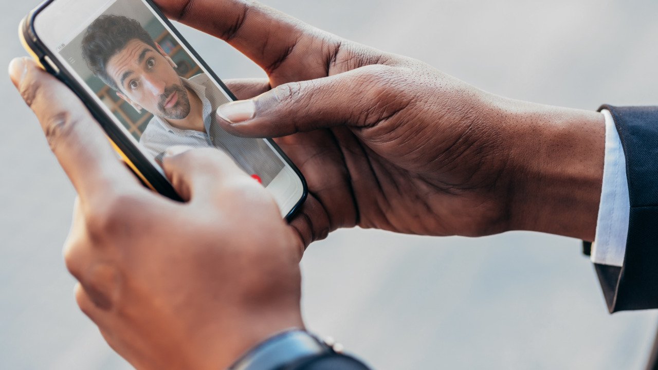 Apple prévient que les fraudeurs utilisent FaceTime pour voler les mots de passe de comptes bancaires : voici ce qu'il faut surveiller