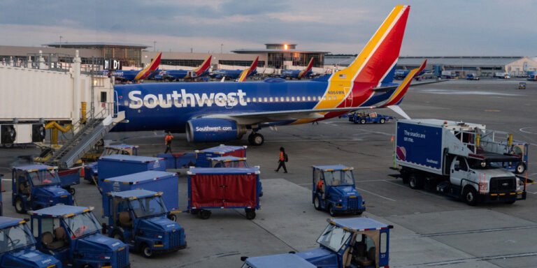 Southwest réduit ses perspectives pour l'année entière alors que les dépenses en carburant pèsent sur le bénéfice du deuxième trimestre