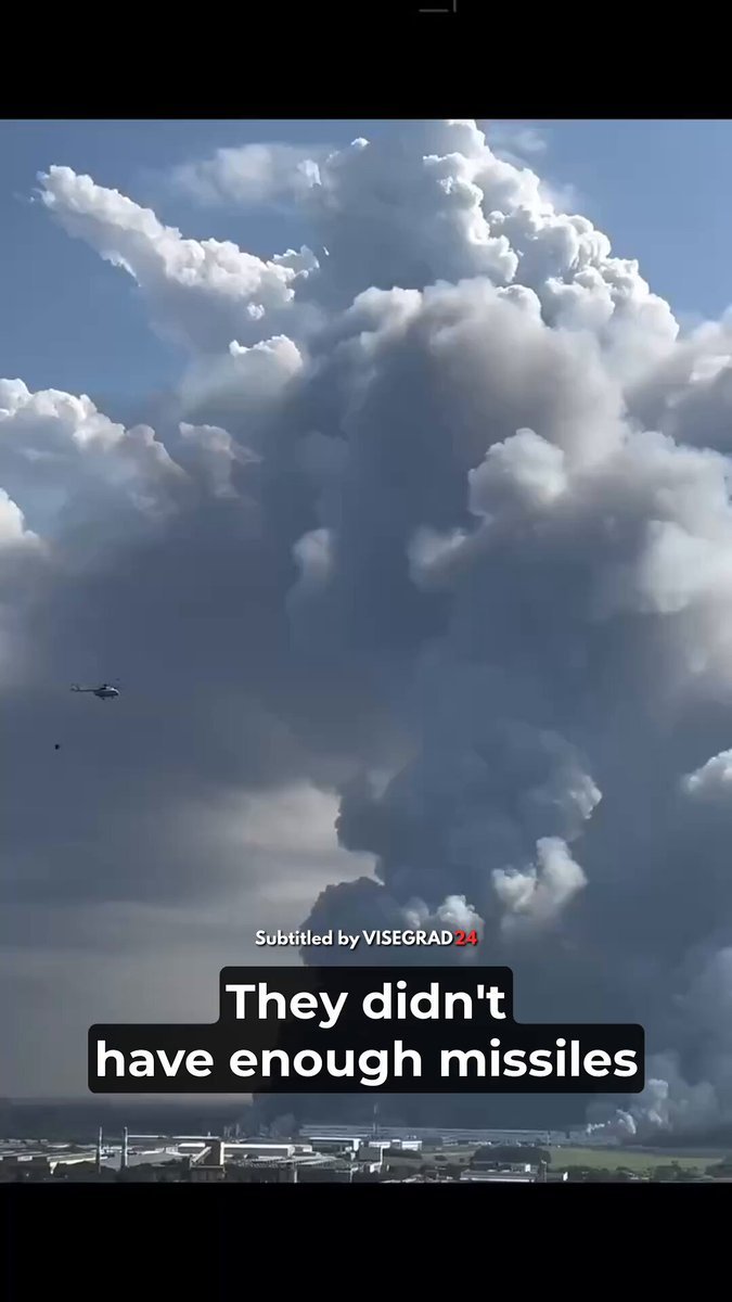 Dans la région russe de Krasnodar, un hélicoptère solitaire tente d'éteindre un incendie massif dans un…