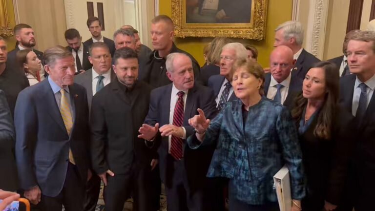 Sous le regard du président ukrainien Zelensky depuis la tribune, le Sénat a fait avancer l’ensemble…