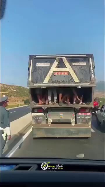 Des images de la vague migratoire d'hier vers Ceuta montrent un camion déchargeant des jeunes hommes près…