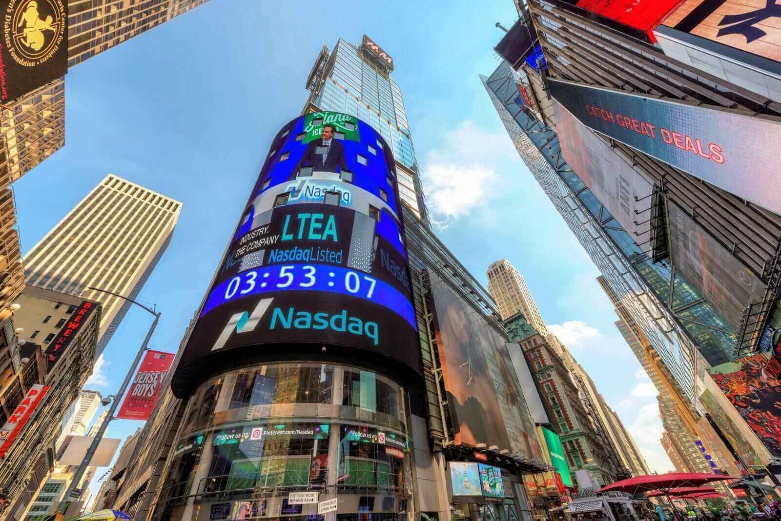 Les contrats à terme du Nasdaq se rassemblent grâce aux bénéfices optimistes d'Amazon et à la force des actions de puces