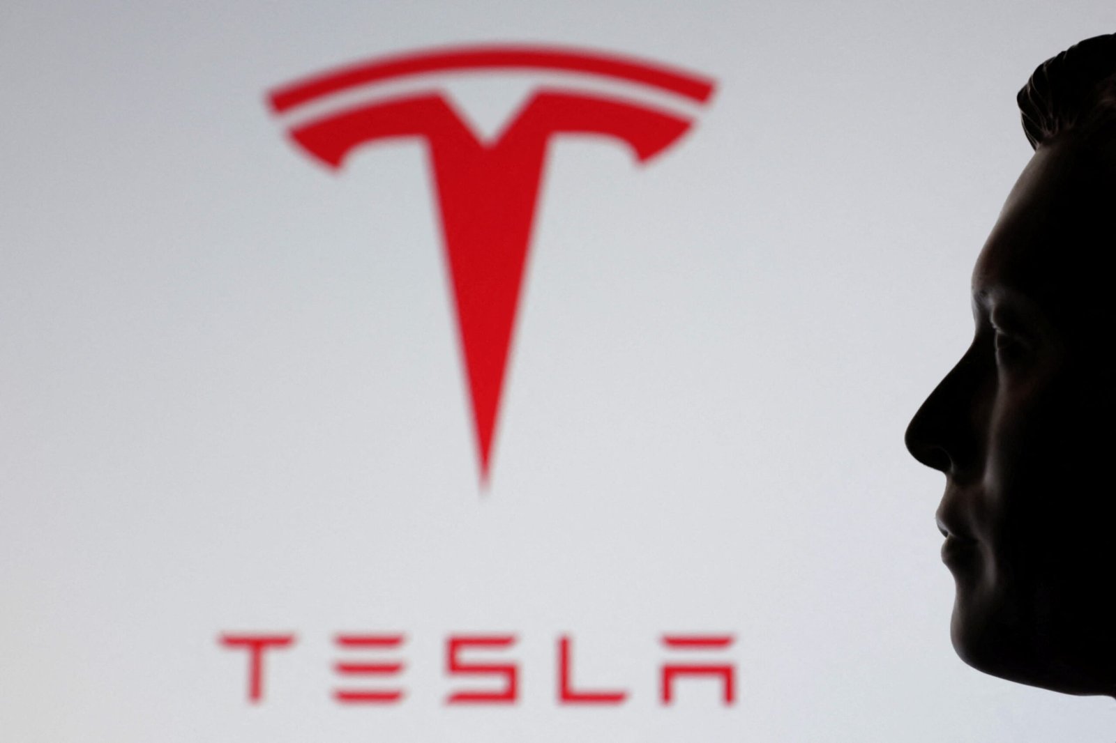 Les bénéfices de Tesla arrivent – ​​voici comment les investisseurs peuvent se protéger contre les baisses : Alpha Options Playbook
