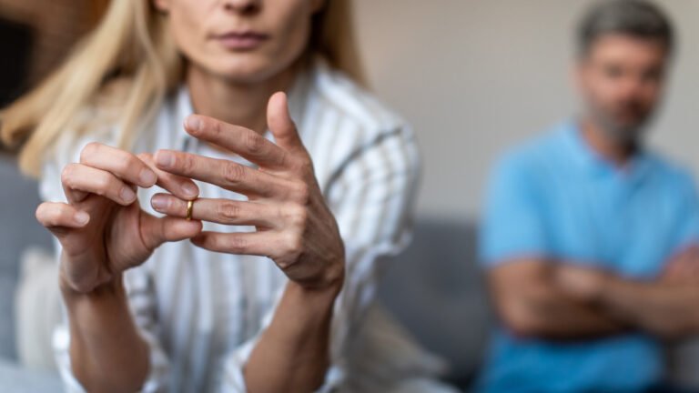 Un juge a rejeté un divorce DIY après 30 ans de mariage : pourquoi un divorce gris sans avocat peut vous coûter des millions