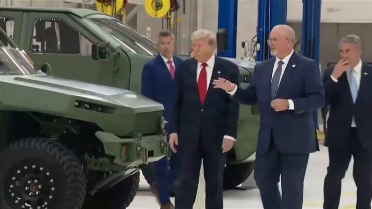 .@POTUS voit une exposition de véhicules tactiques et de corvettes de General Motor Defense au General…
