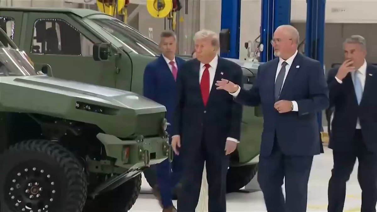 .@POTUS voit une exposition de véhicules tactiques et de corvettes de General Motor Defense au General…