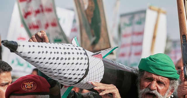 Rapport : Les Houthis du Yémen, soutenus par l’Iran, envisagent d’extorquer des « frais » pour le transport maritime sur la mer Rouge