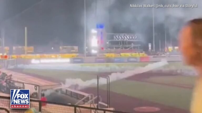 Un feu d'artifice d'après-match se détraque dans un parc de baseball de ligue mineure à Richmond, en Virginie.