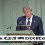 MAINTENANT : Le président Trump rend hommage au regretté sénateur Lindsey Graham lors d'un service…