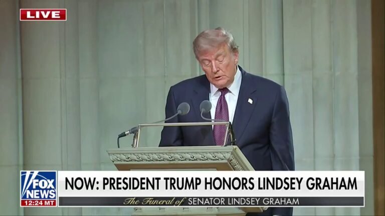 MAINTENANT : Le président Trump rend hommage au regretté sénateur Lindsey Graham lors d'un service…