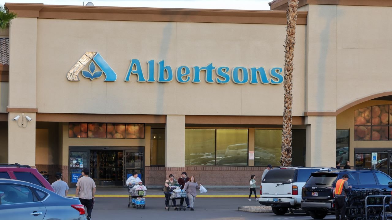 Albertsons met en garde contre un ralentissement de la demande d'épicerie alors que les consommateurs se retirent