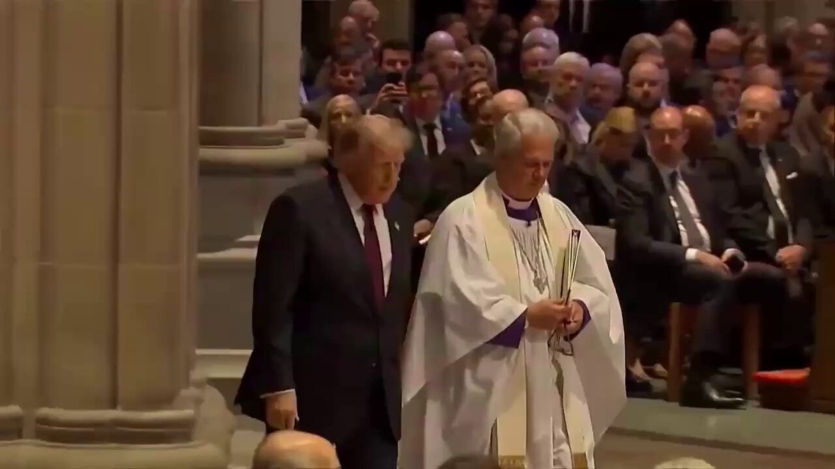 Trump arrive à la cathédrale nationale de Washington pour un mémorial en l'honneur du sénateur Lindsey Graham.