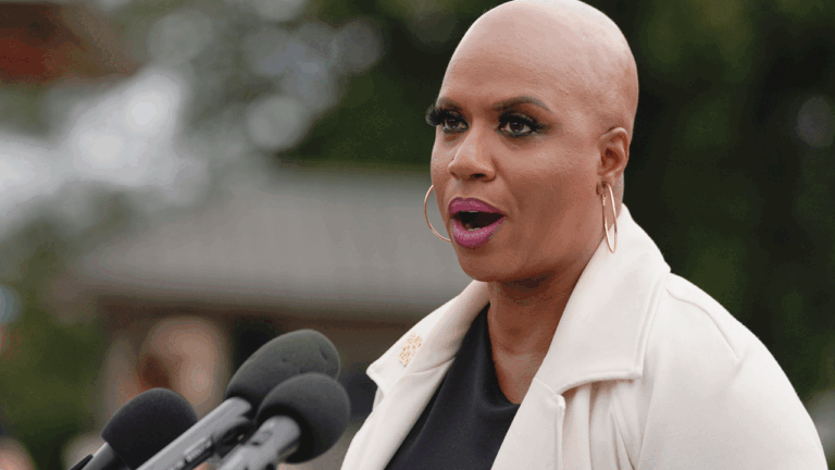 REGARDER: Squad Democrat s’exprime après qu’un adolescent ait été retrouvé abattu dans la propriété de son mari à Boston