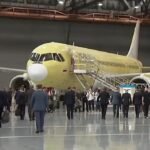Pendant ce temps, Poutine est arrivé dans une usine aéronautique à Irkoutsk et est ravi de l'avion de…