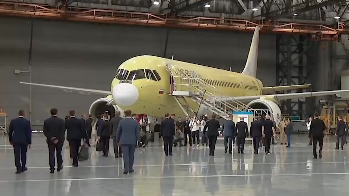 Pendant ce temps, Poutine est arrivé dans une usine aéronautique à Irkoutsk et est ravi de l'avion de…